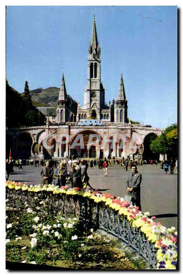 CPA Lourdes La Basilique et l'Esplanade 