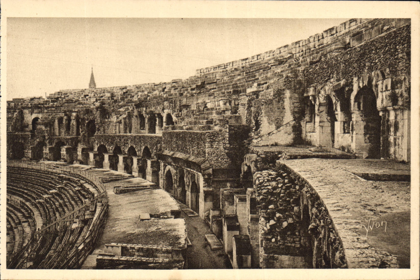 Nîmes (Gard) — L'Intérieur des Arènes - Galeries et Gradins — Éditions d'Art YVON