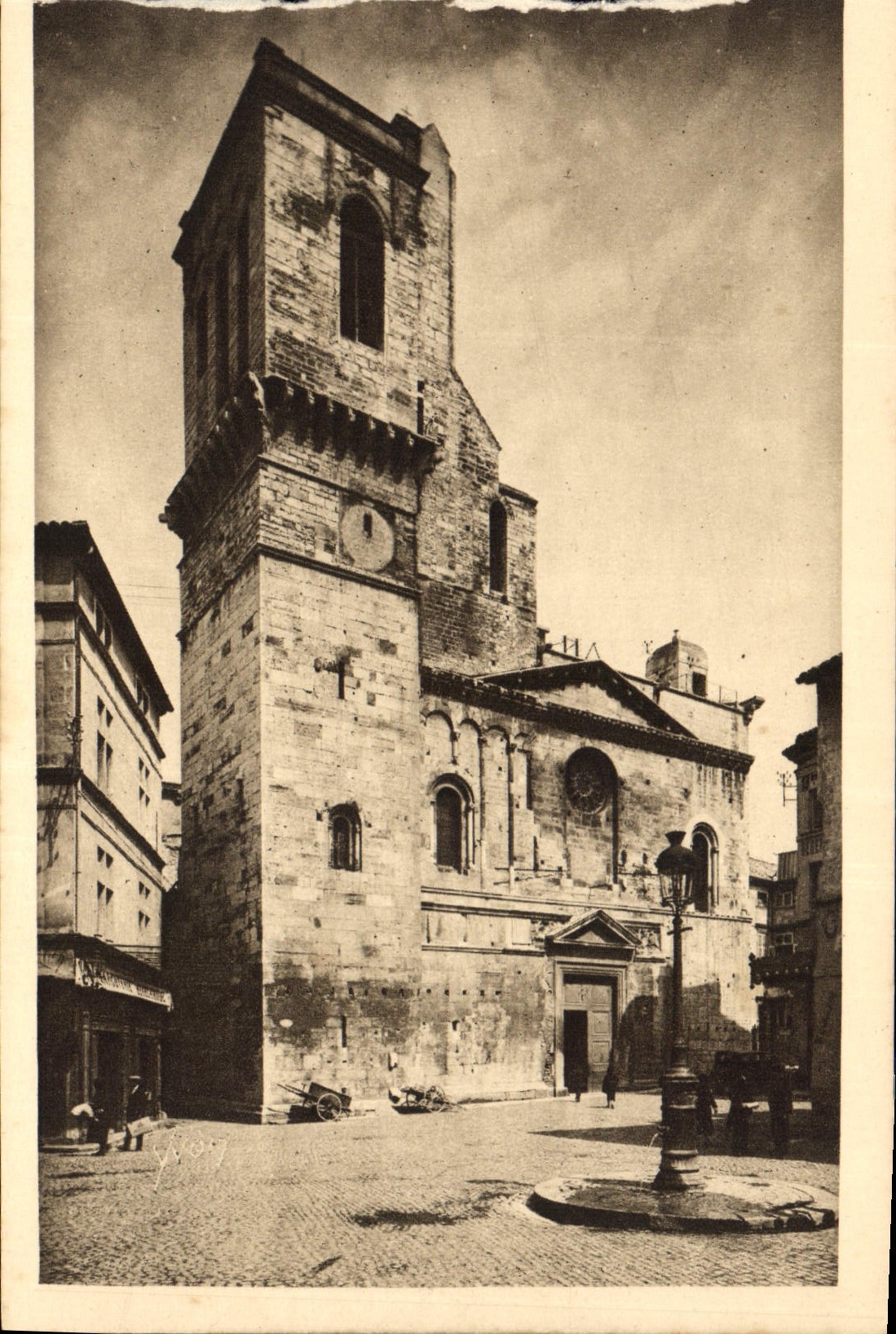 CPA La Douce France Nimes Gard La Cathedrale 