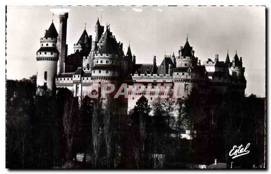 CPA Le Chateau de Pierrefonds De gauche a droite les Tours Chariemagne Judas Macchabee Hector Josue 