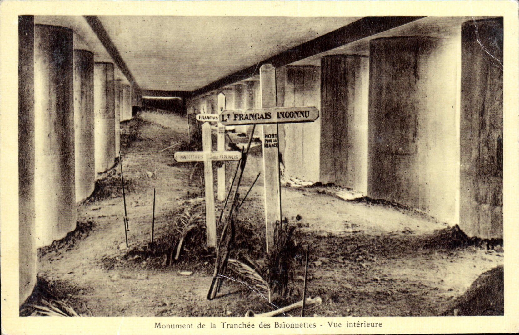 Monument de la Tranchée des Baionnettes — Vue intérieure — Éditeur non identifié