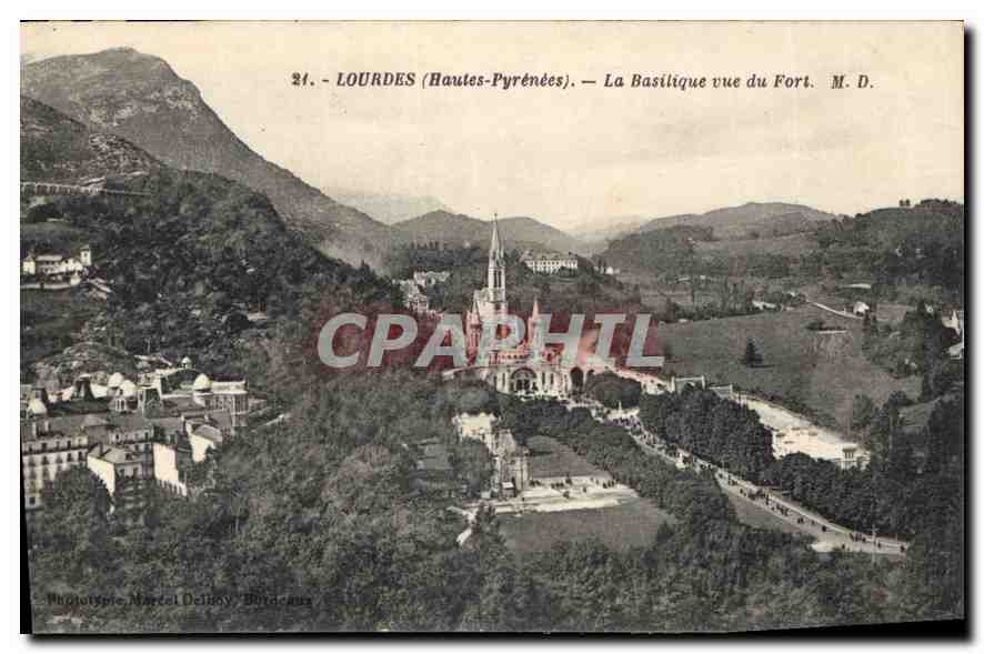 CPA Lourdes Hautes Pyrenees La Basilique vue du Fort 