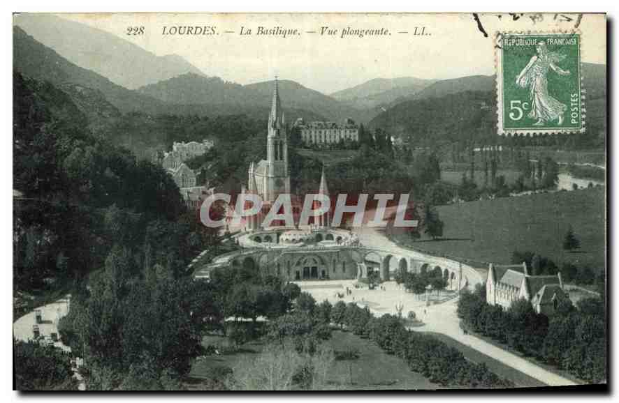 CPA Lourdes La Basilique Vue plongeante 