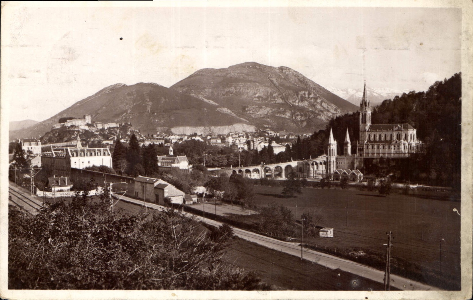 CPA Lourdes La Basilique et le Pic du Jer 