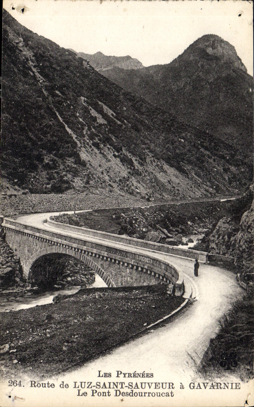 CPA Les Pyrenees Route de Luz Saint Sauveur a Gavarnie le Pont Desdourroucat 
