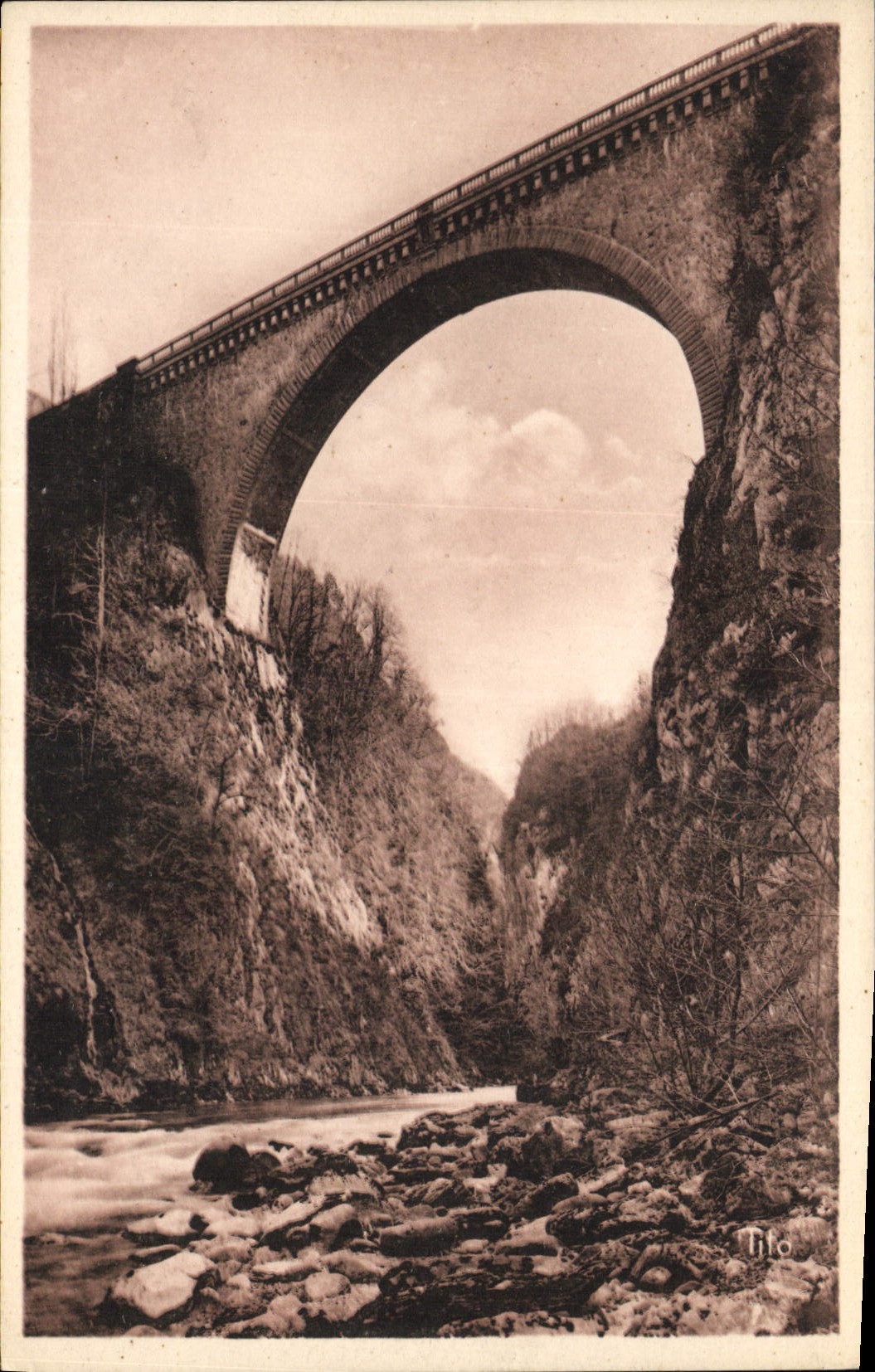 Saint-Sauveur — Le Pont Napoléon — Les Beaux Paysages de France