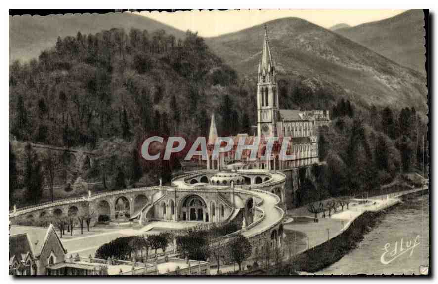 CPA Lourdes vue d'ensemble sur la Basilique 