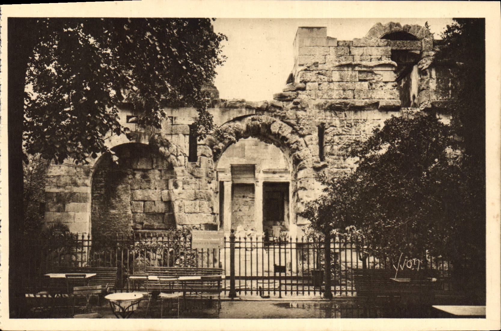 Nîmes (Gard) — Jardin de la Fontaine, Temple de Diane — Éditions d'Art YVON