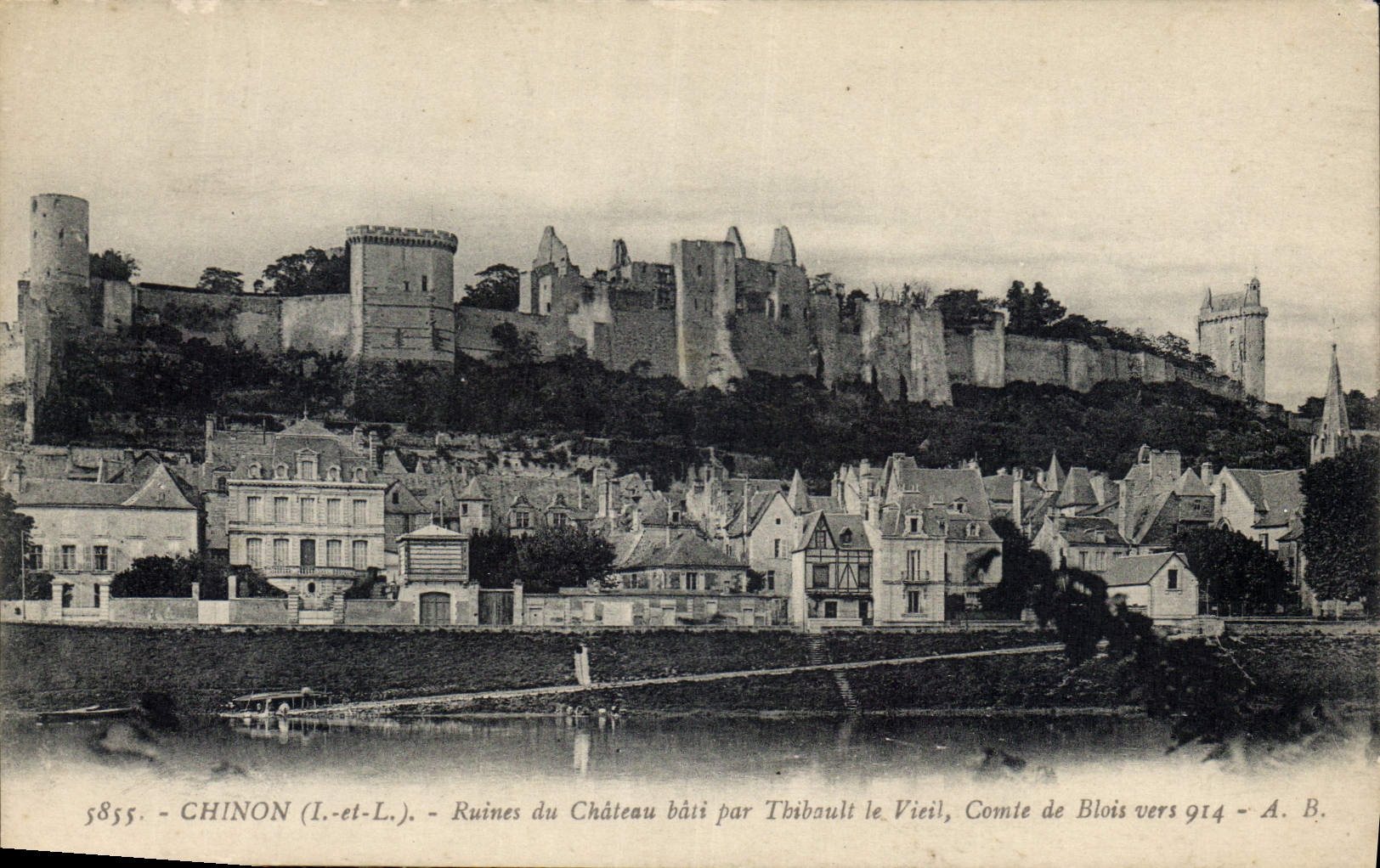 CPA Chinon I et L Ruines du Chateau bati par Thibault le Vieil comte de Blois vers 914 