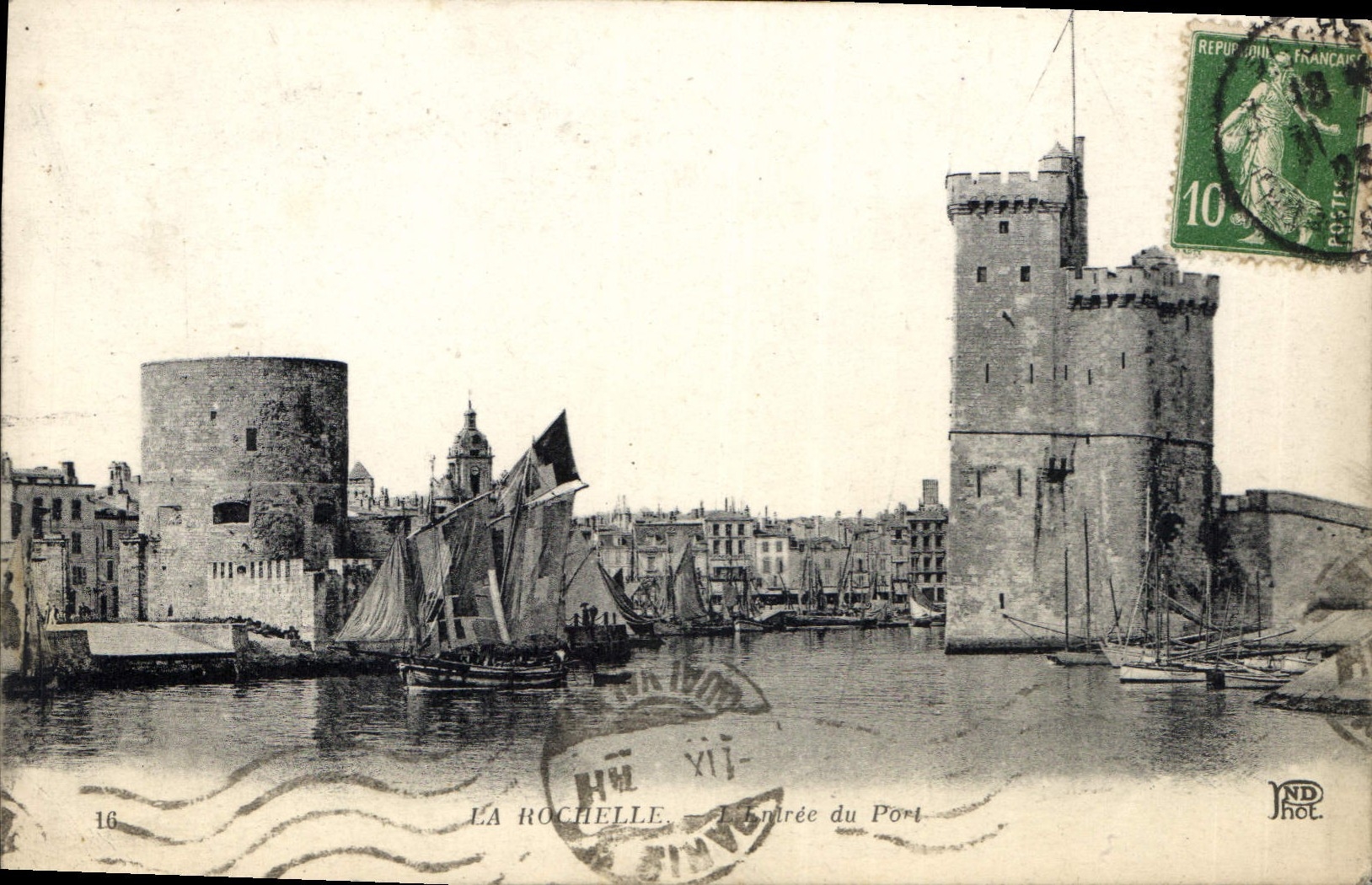 CPA La Rochelle l'Entree du Port Bateaux