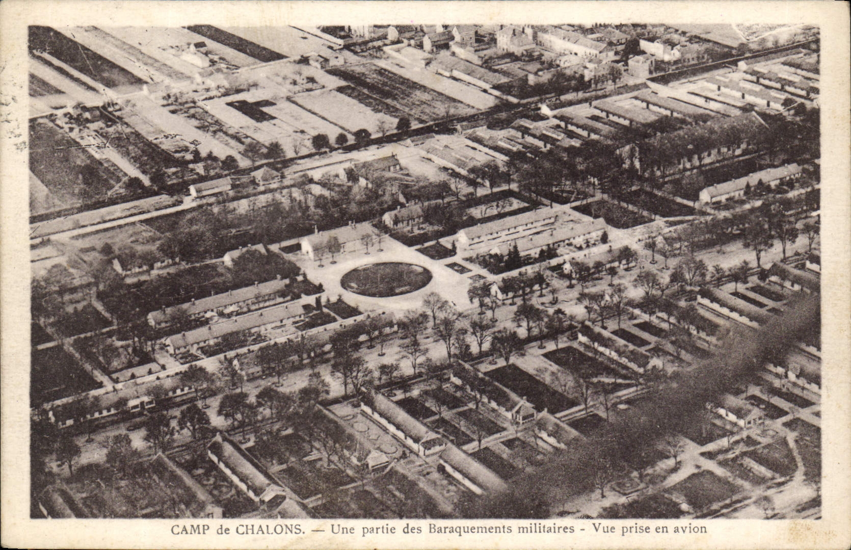 CPA Camp de Chalons Une Partie des Baraquements Militaire vue prise en avion 