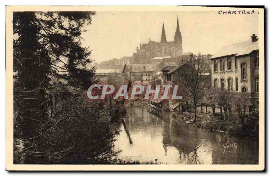 CPA Chartres Eure et Loir l'Eure et la Cathedrale 