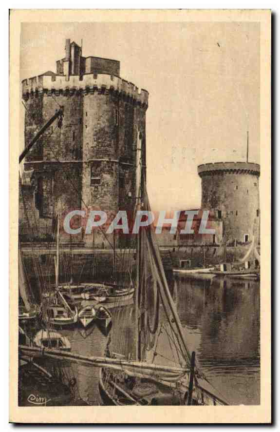 CPA La Rochelle Char Mar En Flanant sur le Port Bateau