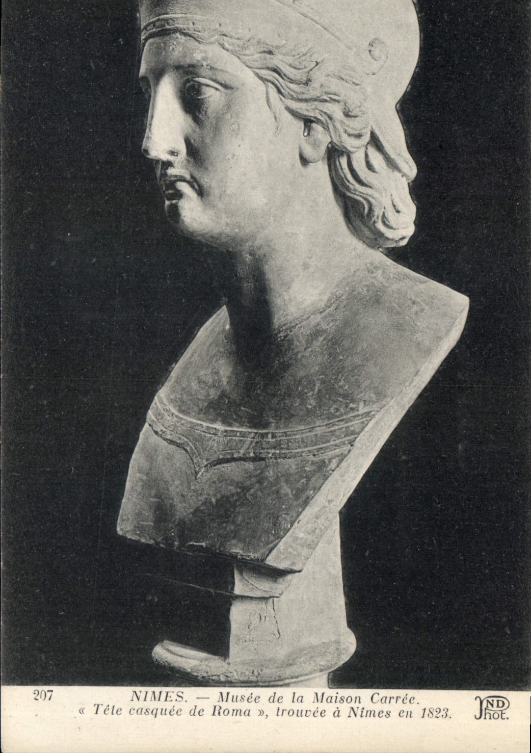 Nîmes — Tête casquée de Roma — Musée de la Maison Carrée