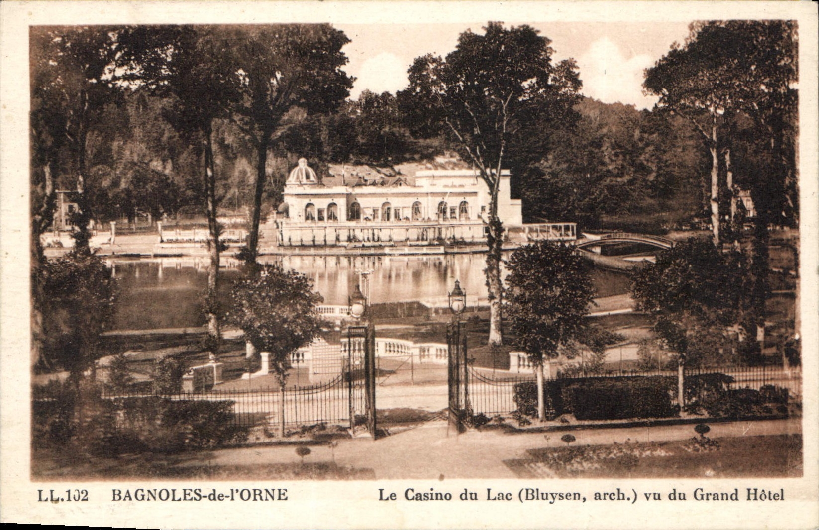 CPA Bagnoles de l'Orne le Casino du Lac Bluysen arch vu du Grand Hotel 