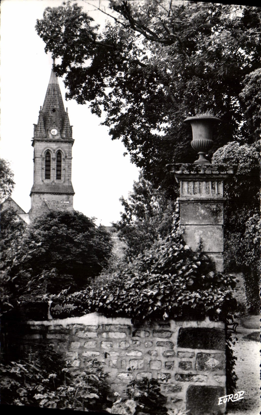 CPA Bourbonne les Bains Hte M l'eglise vue du Parc du Chateau 
