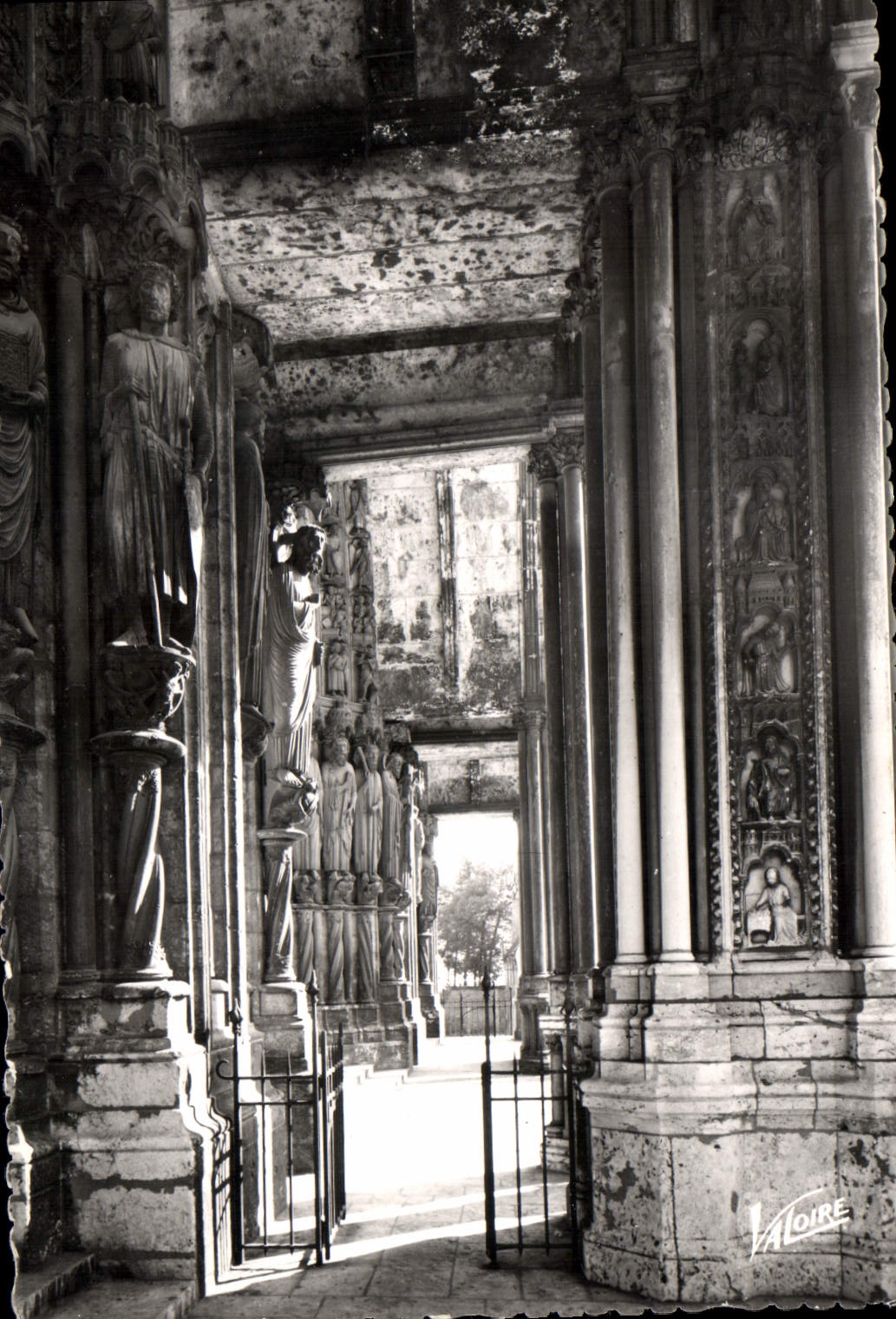 Intérieur et détails du portail sud — Chartres — Éditions Valoire