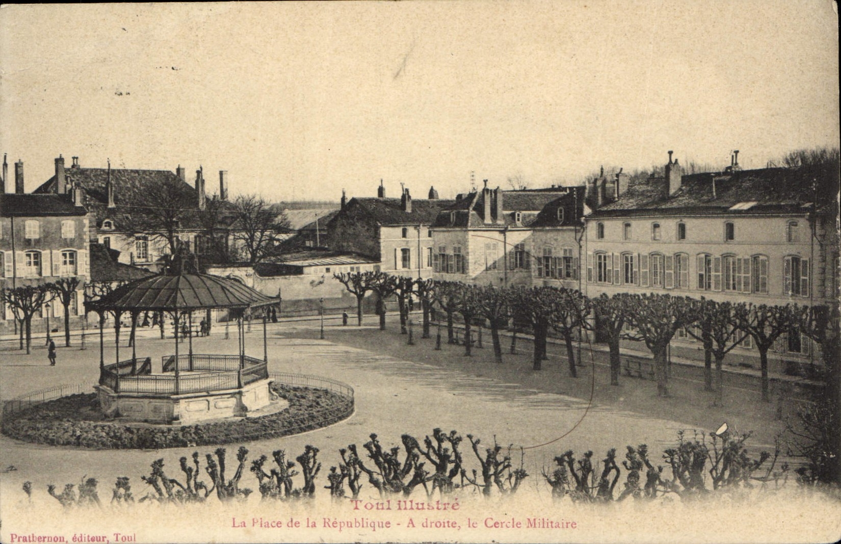 Toul - La Place de la République — À droite, le Cercle Militaire — Prathernon, éditeur, Toul