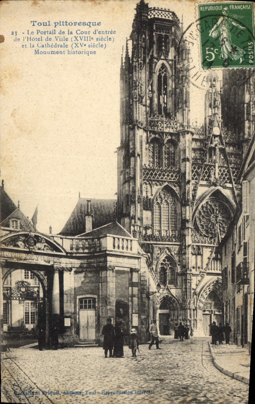 Toul pittoresque — Der Portal der Cour d'entrée des Rathauses (18. Jahrhundert) und die Kathedrale (15. Jahrhundert) — Hachette et Orïqual, Toul