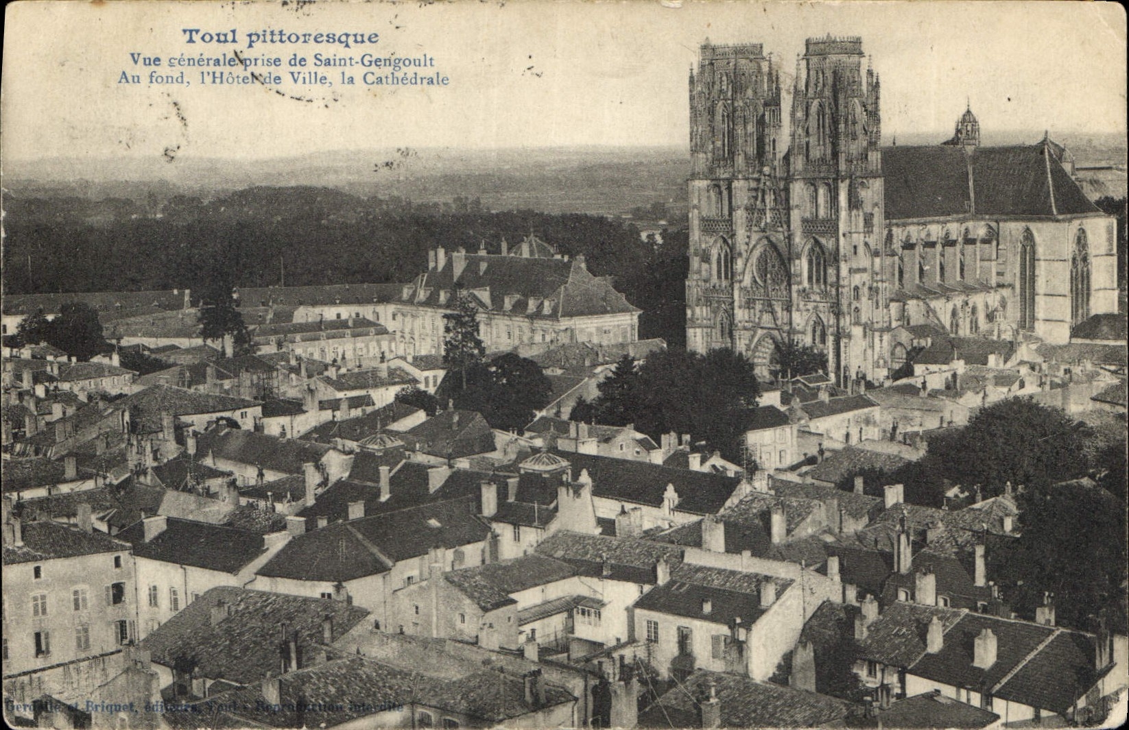 Toul pittoresque — Vue générale prise de Saint-Gengoult, au fond l'Hôtel de Ville, la Cathédrale — Éditeur : Bricquet, imprimeur à Toul