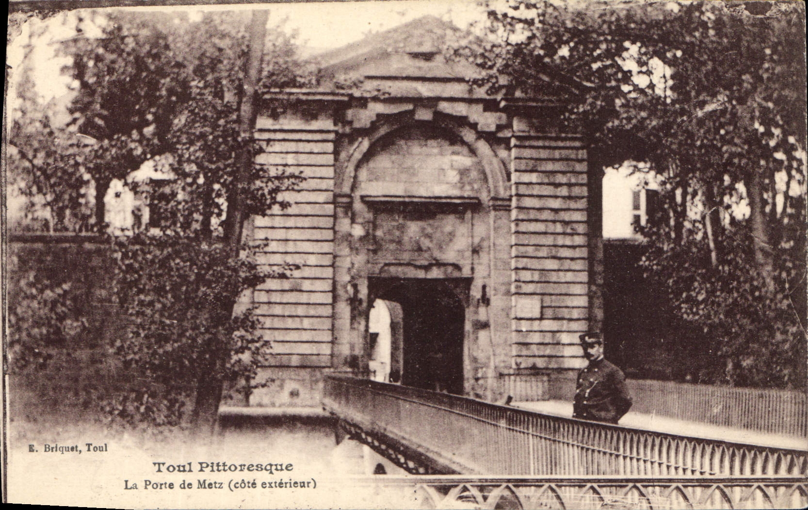 Die Pforte von Metz (Außenseite) — Toul Pittoresque — E. Briquet, Toul