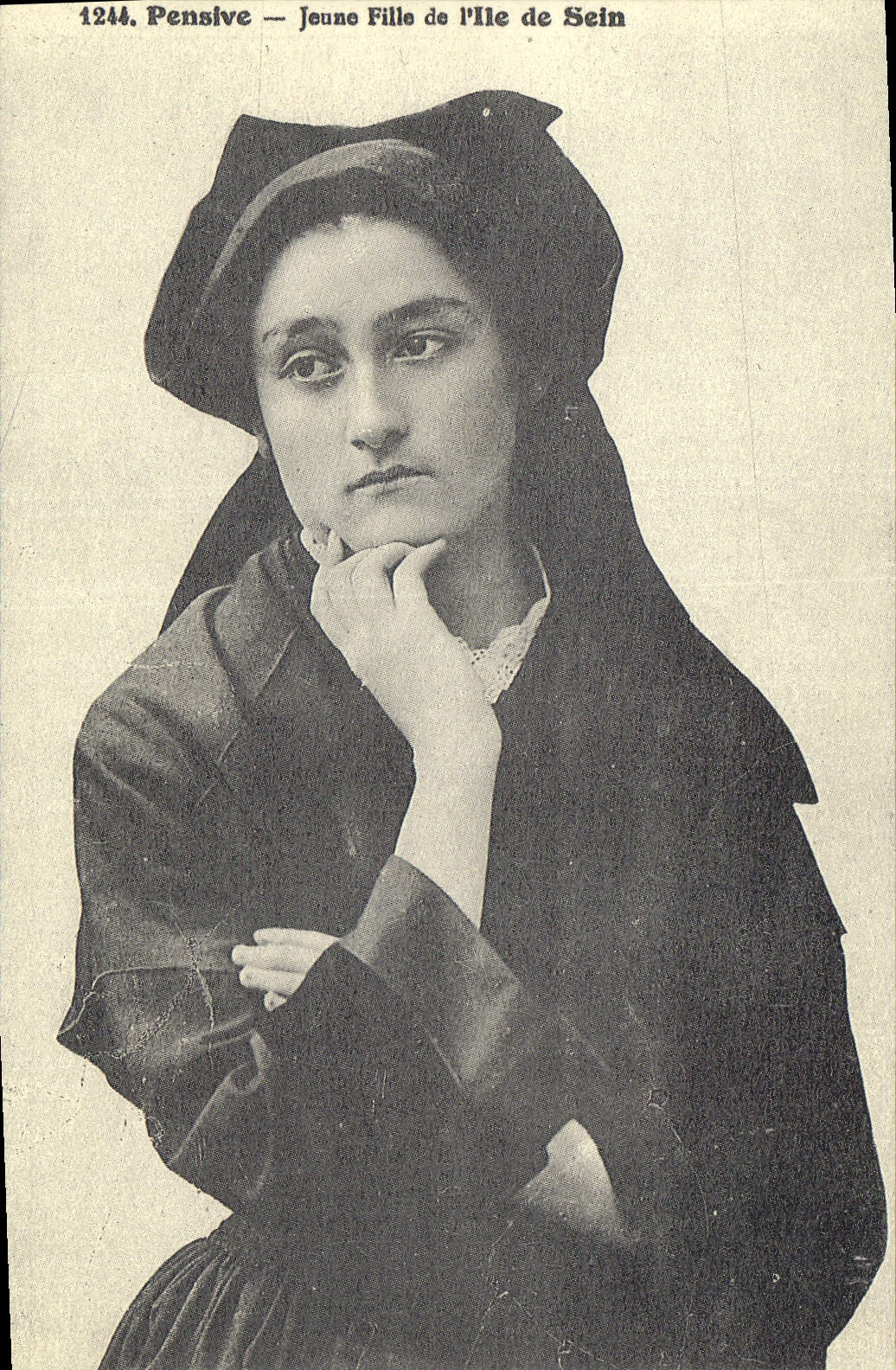 REPRO Pensive Jeune fille de l'Ille de Sein 
