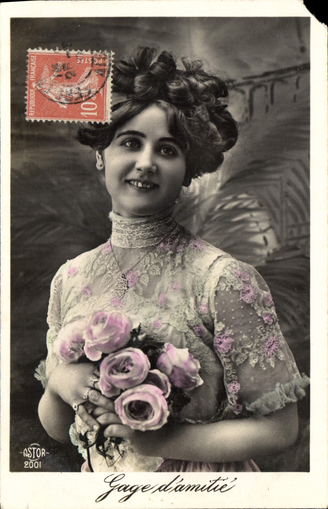 Jeune femme en robe à dentelle — Gage d'amitié — Astor 2001