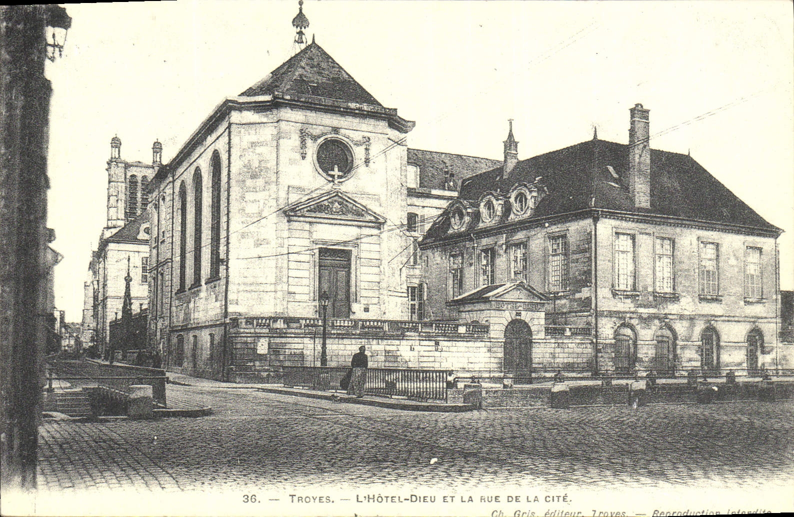 Troyes — L'Hôtel-Dieu et la rue de la Cité — Ch. Gris éditeur, Troyes
