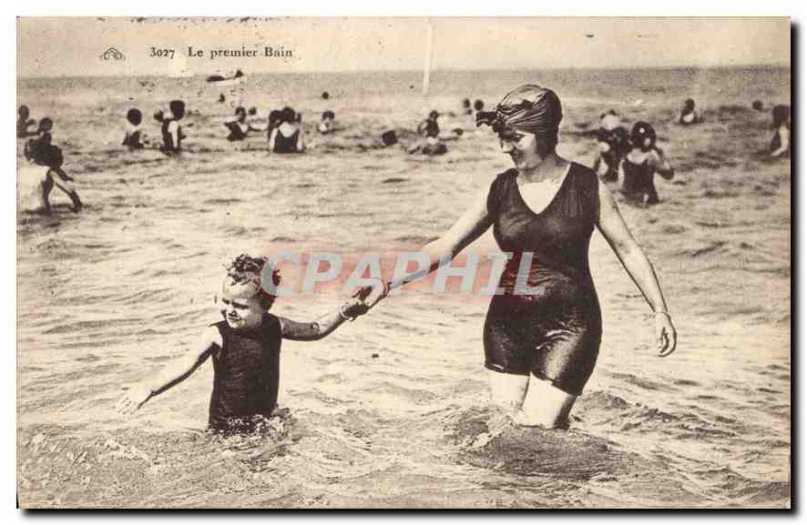 CPA Le Premier Bain Femme Enfant