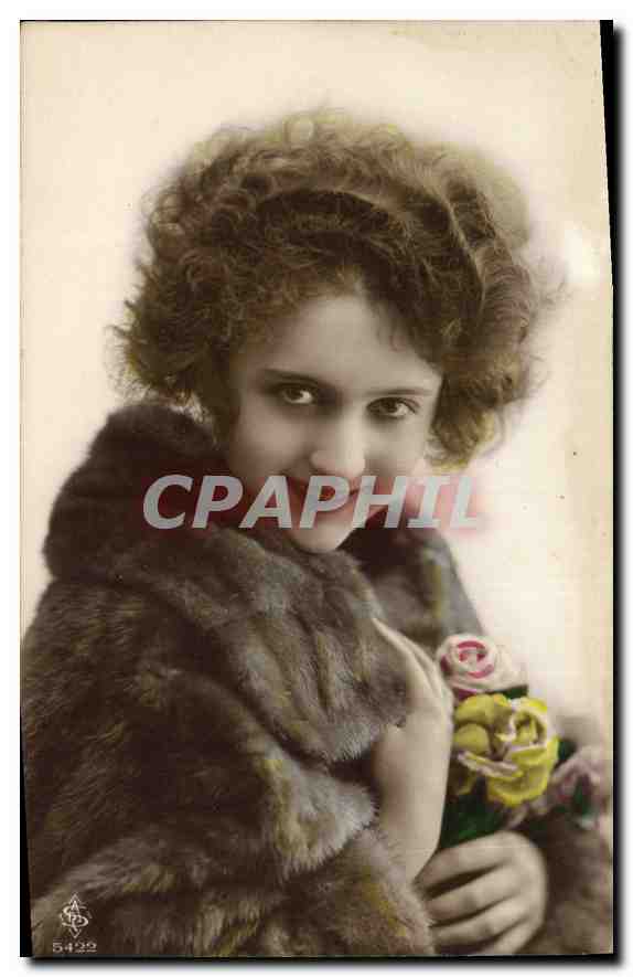 Jeune femme en fourrure — tenant un bouquet de roses — CPAPHIL n° 5422