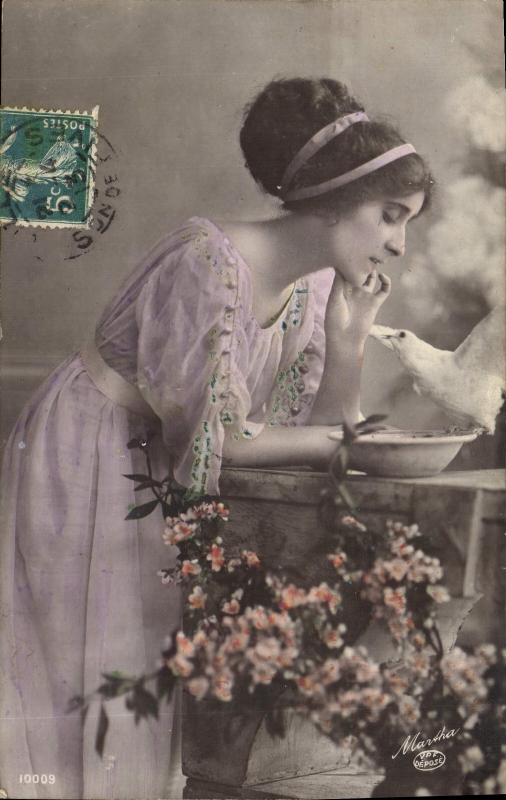 Jeune femme en robe lilas nourrissant un pigeon — Martha, éditeur, n°10009