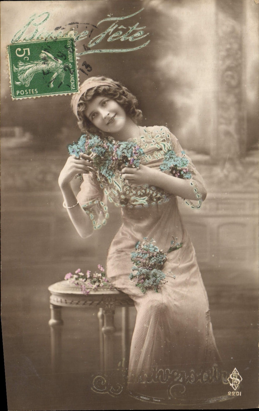 Jeune femme en robe ornée — tenant un bouquet — éditeur Universale n°2201