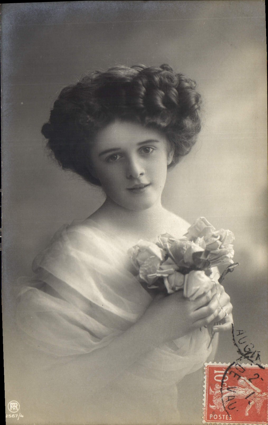 Jeune femme en robe légère — portrait studio — éditeur R. 2567/4