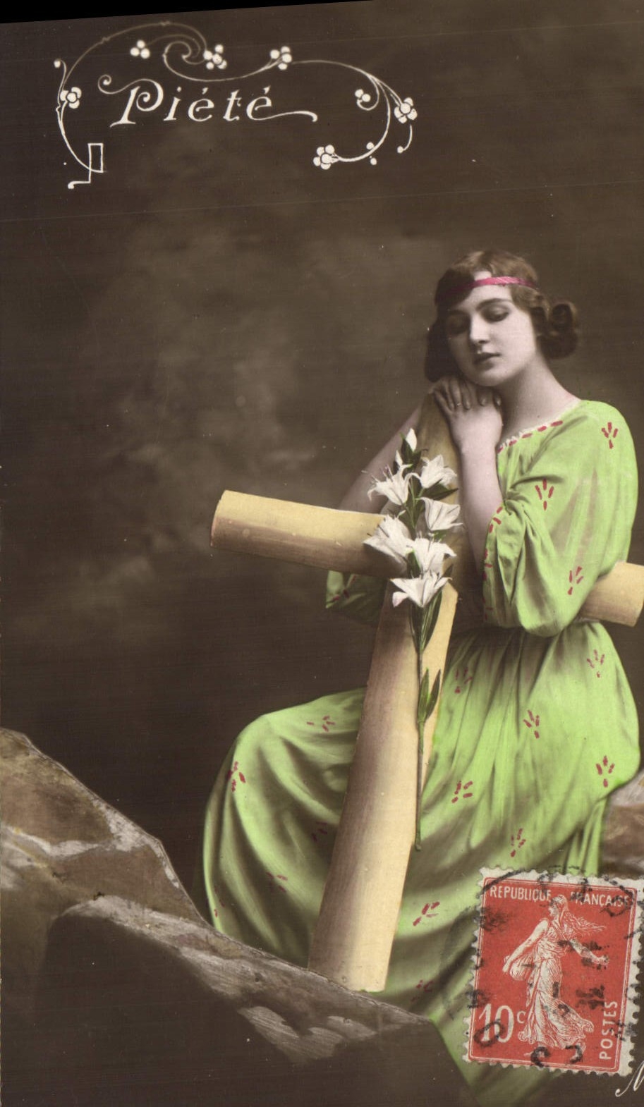 Piété — Femme en robe verte tenant un crucifix et des lys — éditeur non visible