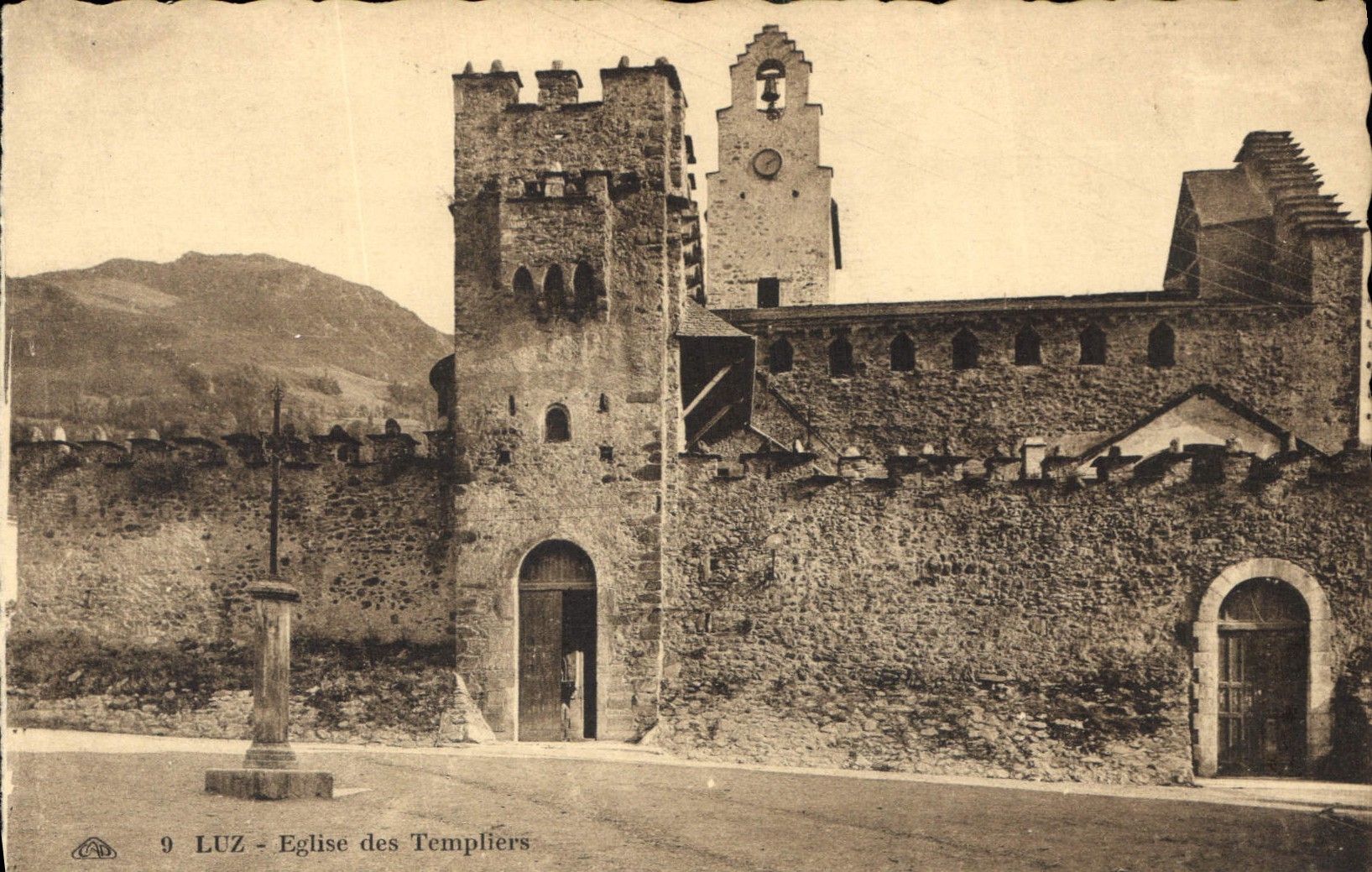 Luz - Église des Templiers — éditeur A. Arnaud, n°9
