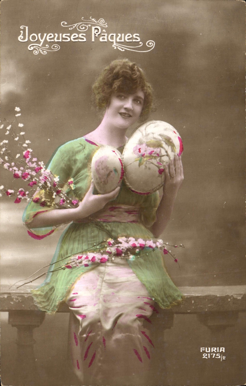 Féerie de Pâques — femme en robe verte tenant des œufs décorés — Furia 2175/2