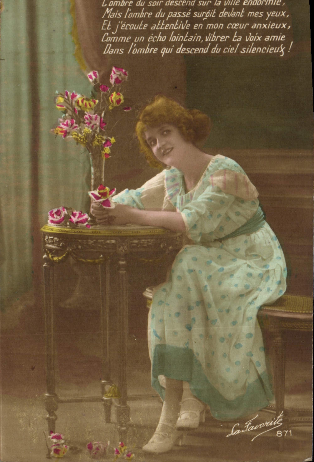 Jeune femme assise près d'un vase de fleurs — La Favorite 871