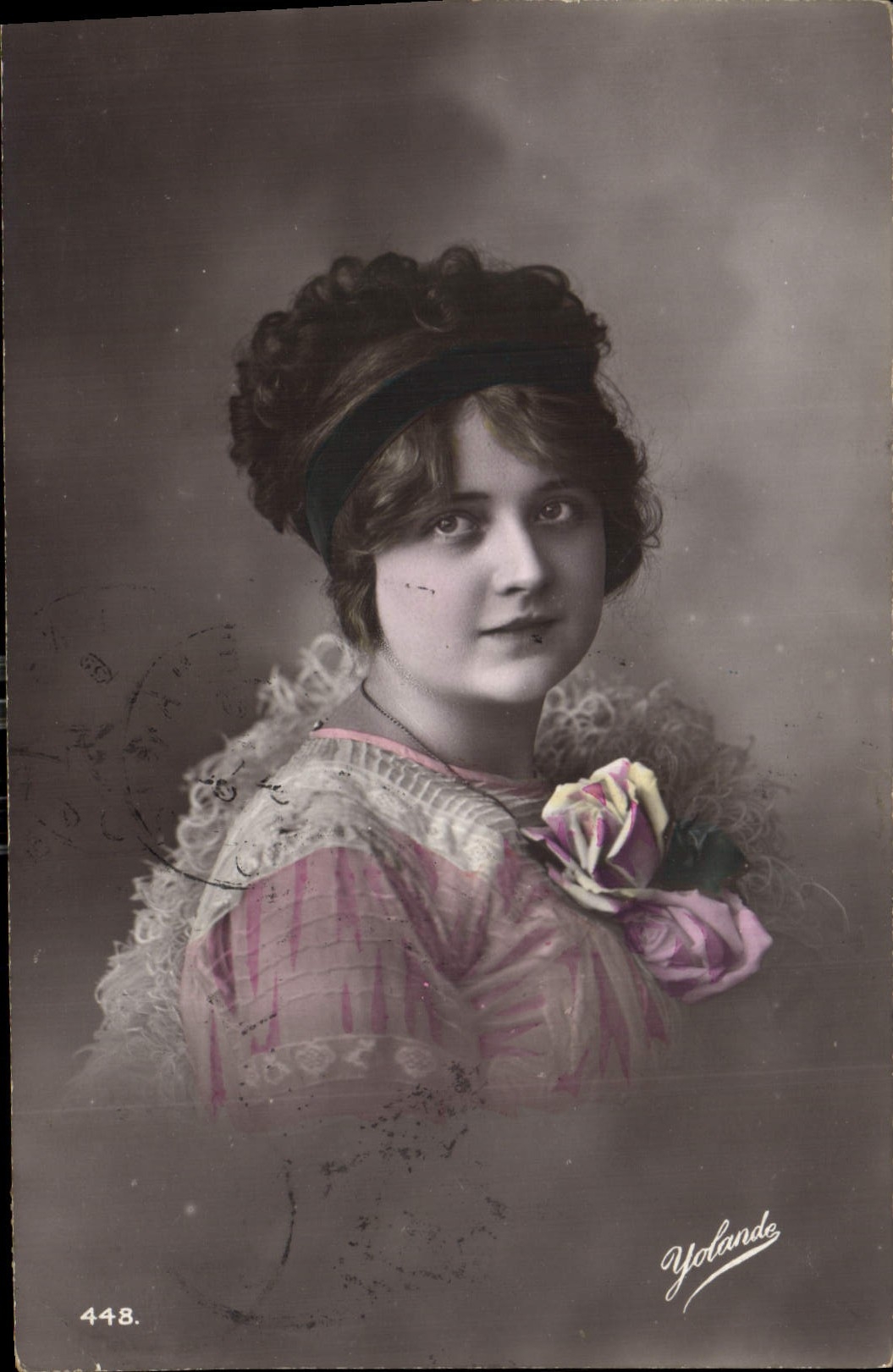 Yolande — Portrait de jeune femme avec rose — Yolande, n°448 - Anverso