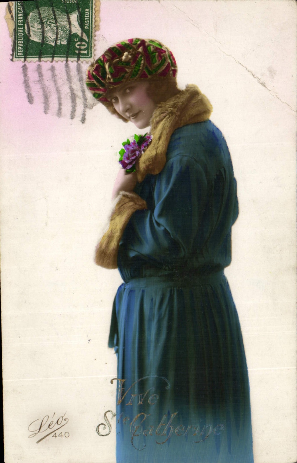 Femme en manteau bleu et bonnet brodé — Léo 440 — Éditeur Léo