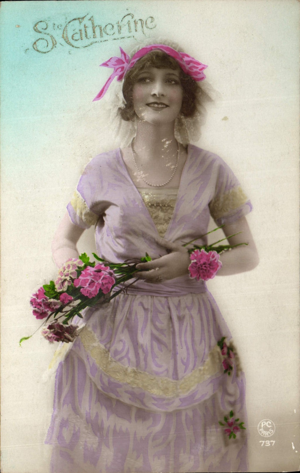 Sainte Catherine — jeune femme en robe lilas tenant des fleurs — PC Paris 737