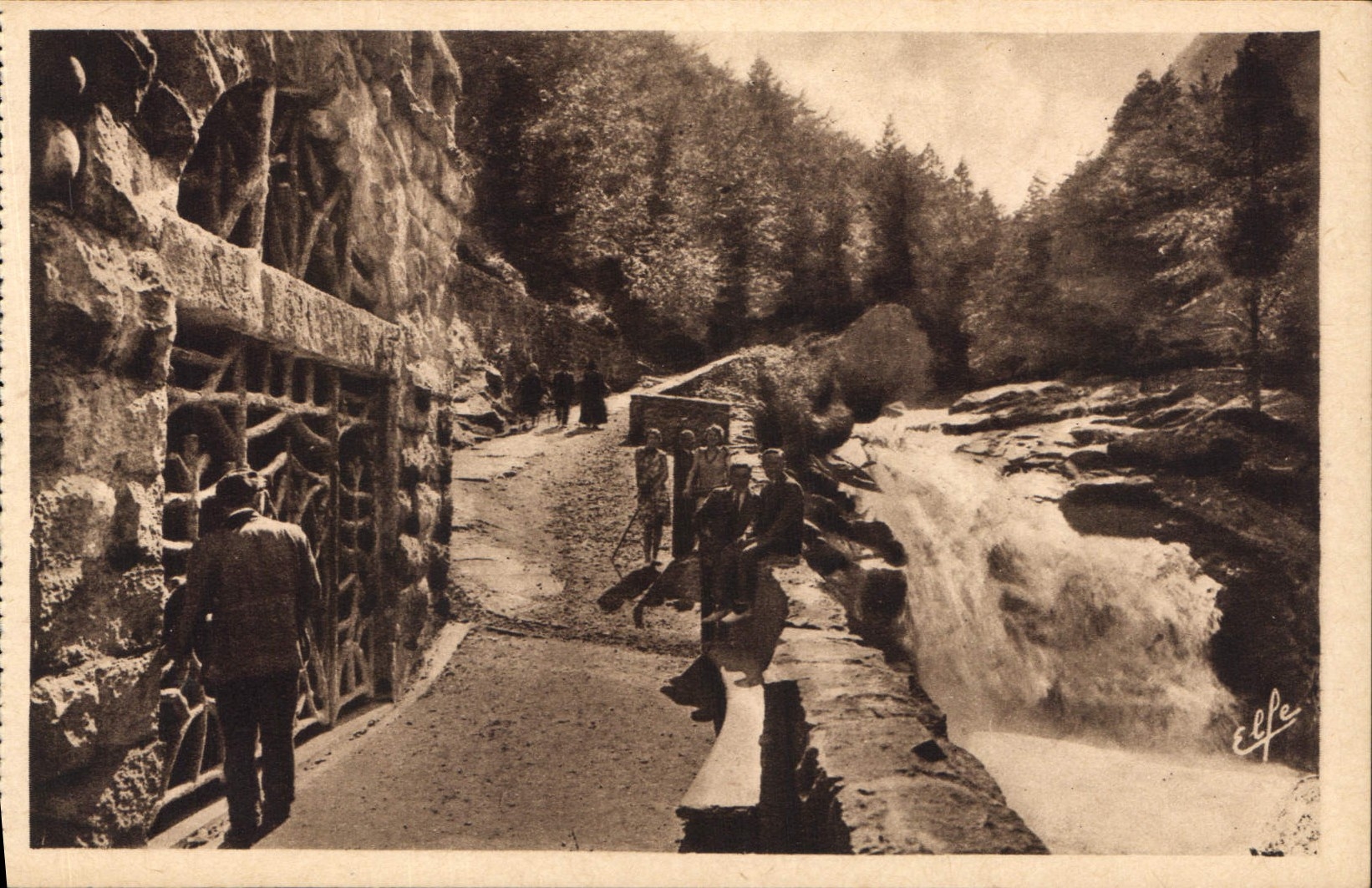 Source de Cauterets — Cascade et sentier — Éditeur Élfe - Recto