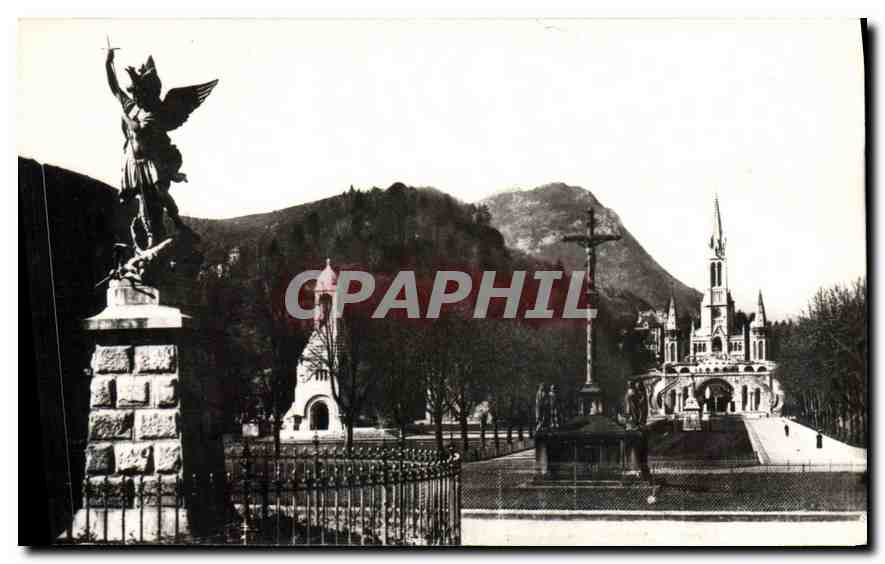 CPA Lourdes La Basilique et le Monument Interallie 