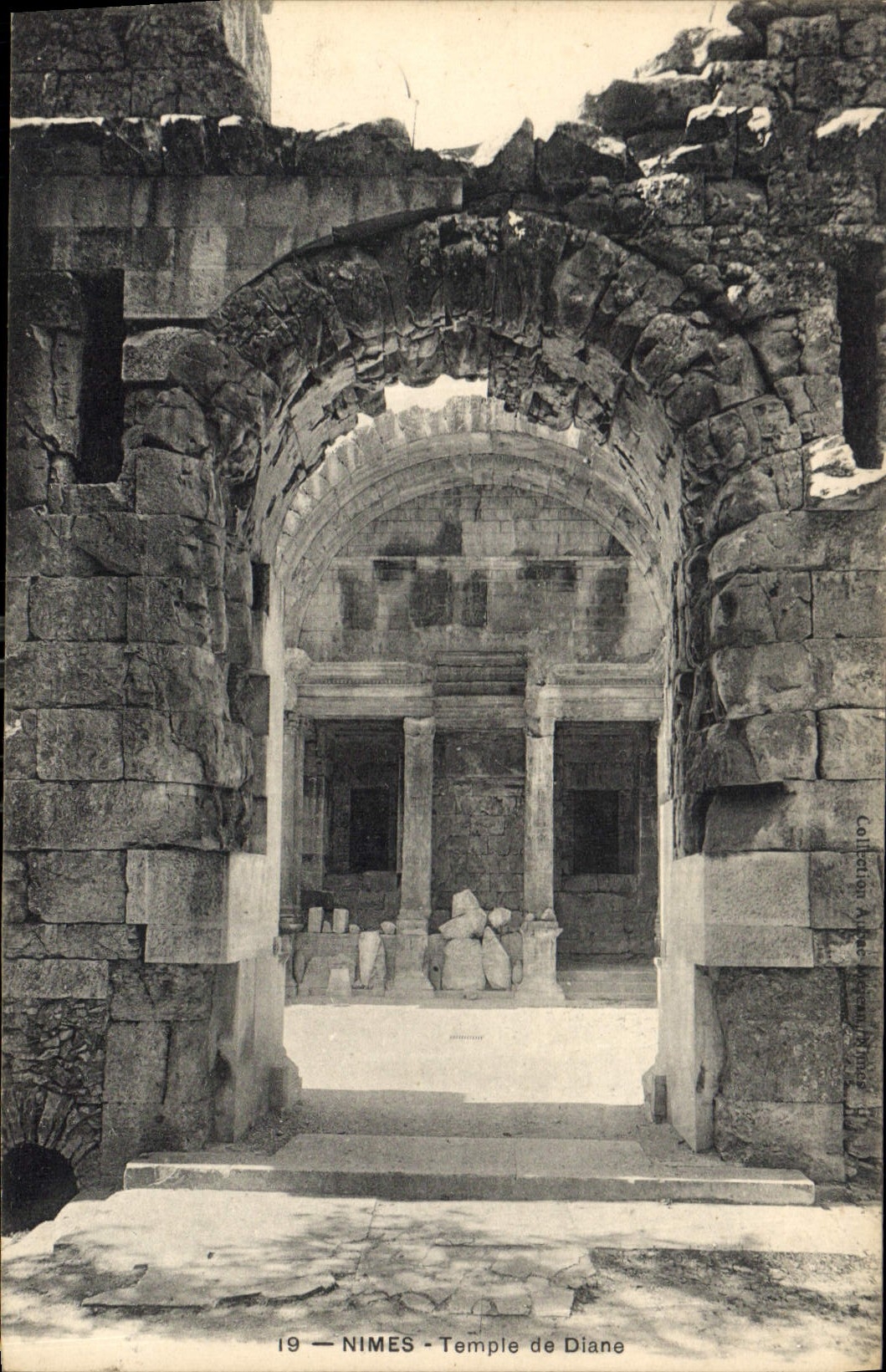 Nîmes — Temple de Diane — Collection M. de la Tour d'Artaud, n°19
