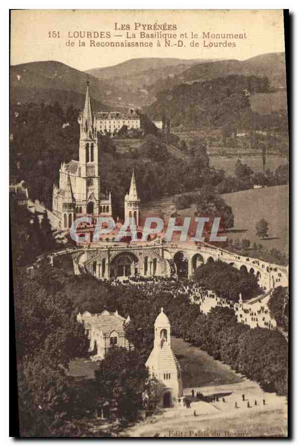CPA Les Pyreenes Lourdes La Basilique et le Monument de la Reconnaissance a N D de Lourdes 
