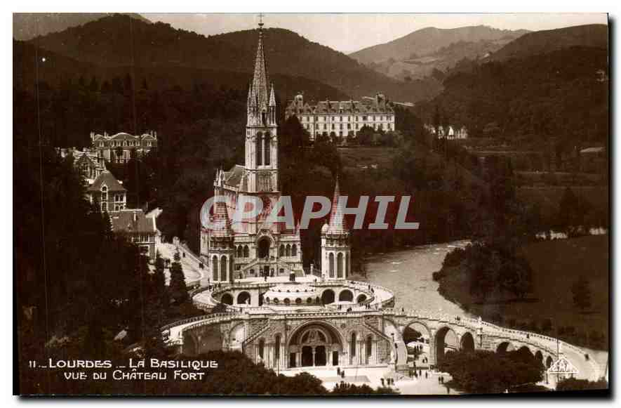 CPA Lourdes La Basilique vue du Chateau Fort 