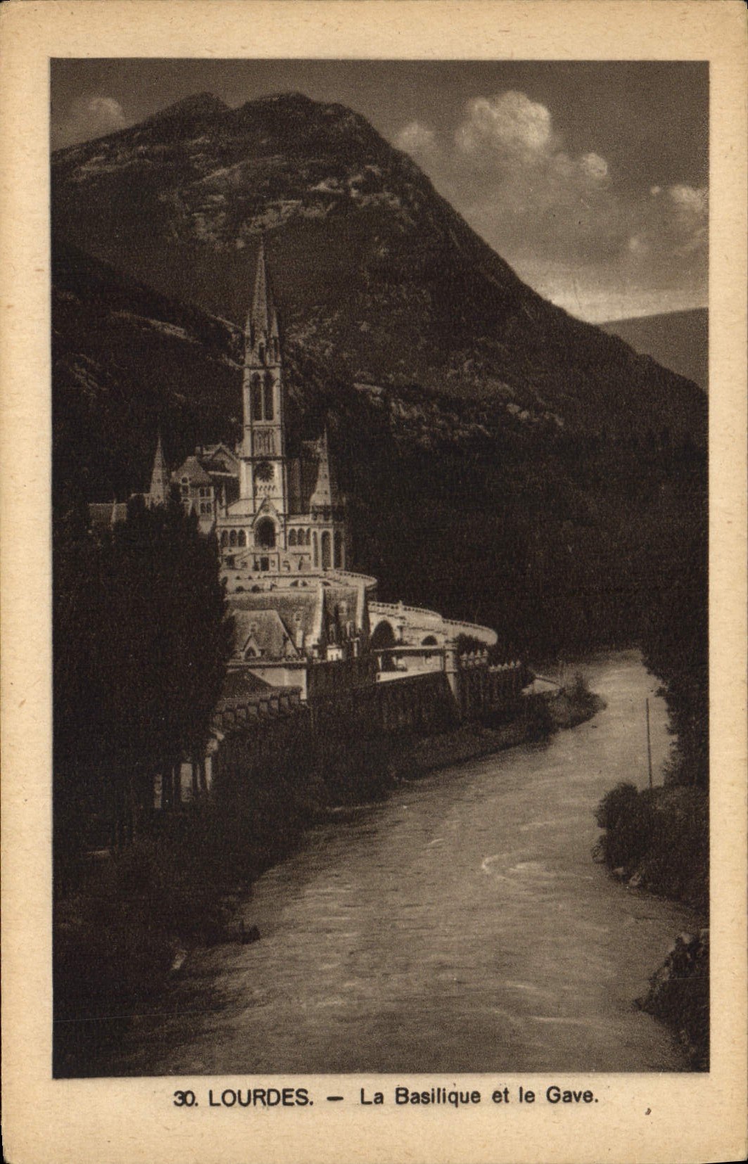 CPA Lourdes La Basilique et le Gave 