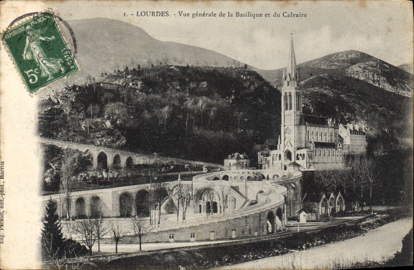 CPA Lourdes Vue generale de la Basilique et du Calvaire 