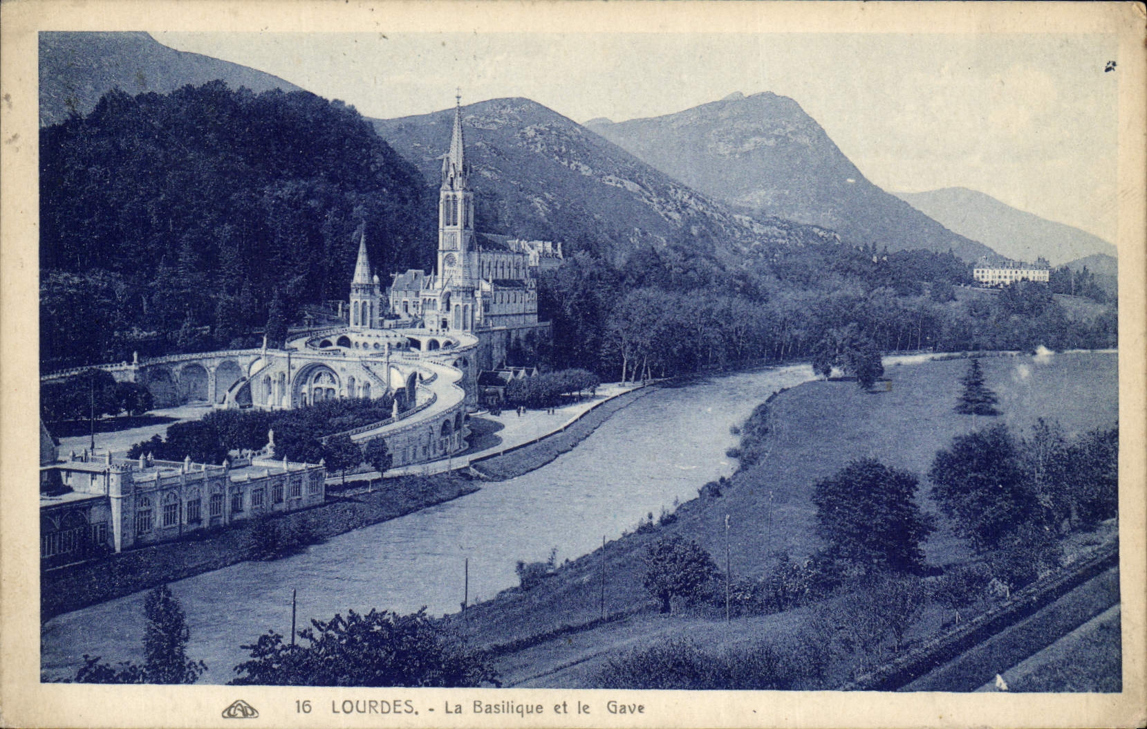 CPA Lourdes La Basilique et le Gave 