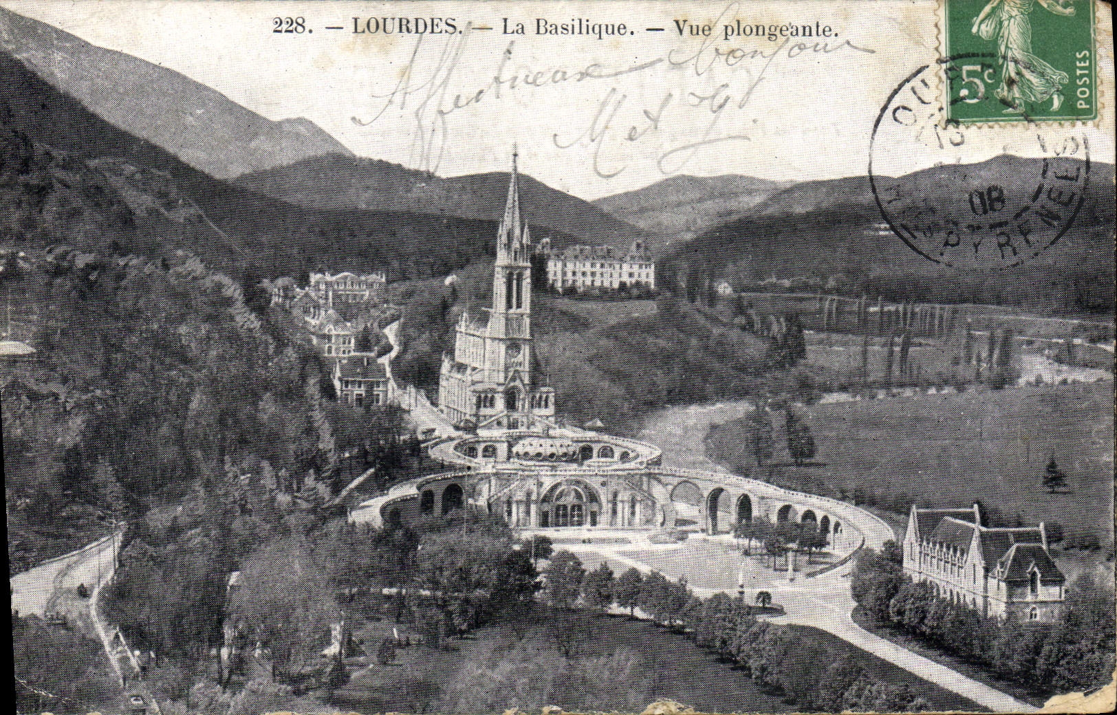 CPA Lourdes la Basilique Vue plongeante 