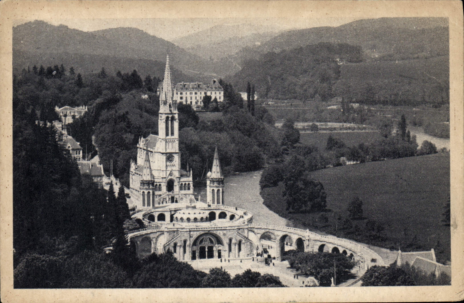 CPA Lourdes La Basilique vue du Chateau Fort 